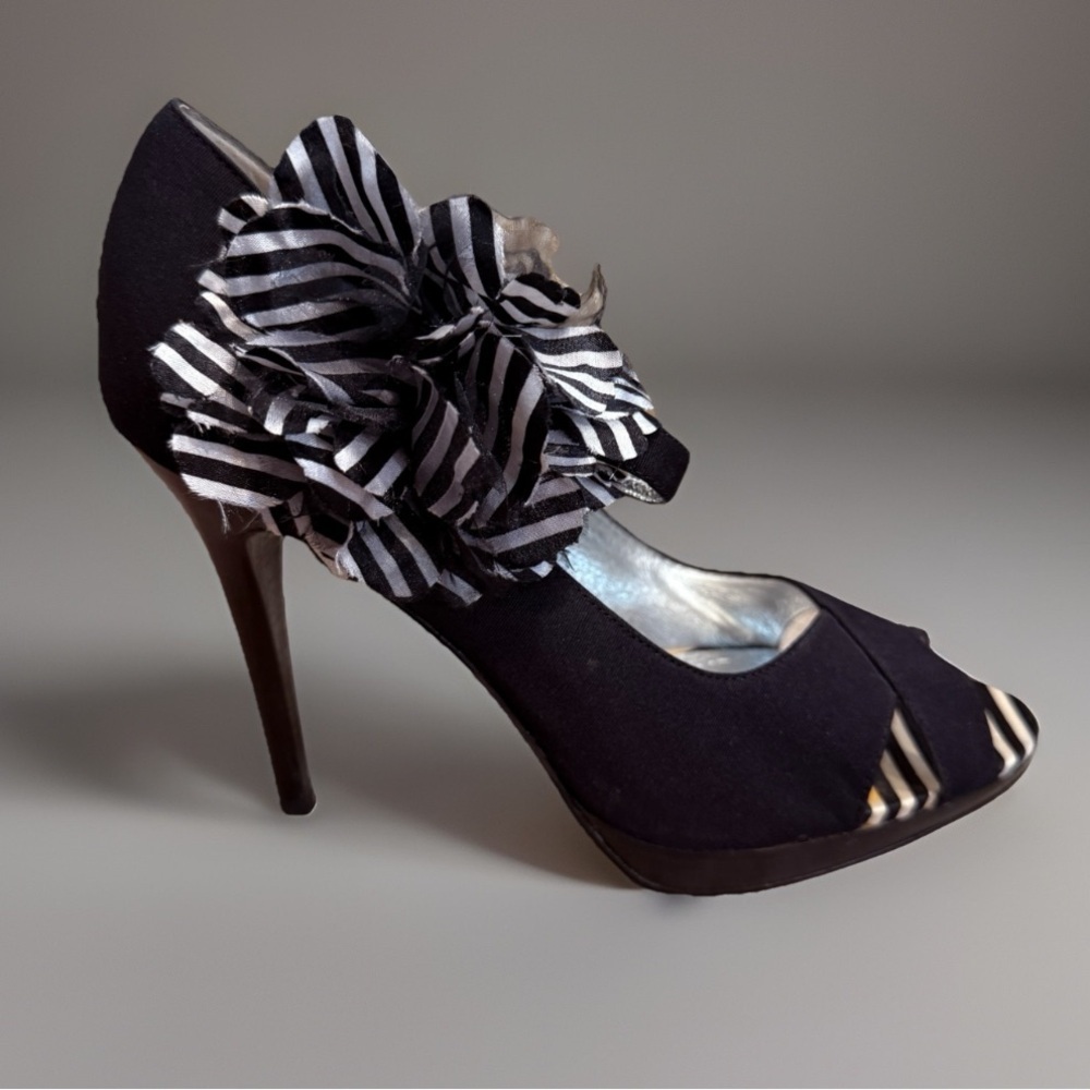 White Striped Flower Accent Peep Toe High Heels - Picture 9 of 13
